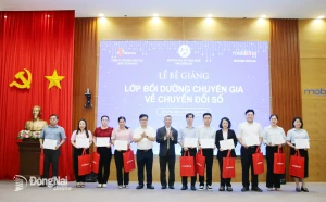 LỄ BẾ GIẢNG LỚP BỒI DƯỠNG CHUYÊN GIA VỀ CHUYỂN ĐỔI SỐ