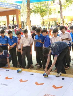 XÃ LỘC NINH THAM GIA CUỘC THI ROBOTIC VÀ NGÀY HỘI STEM