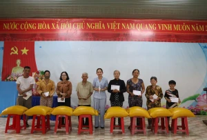 THĂM VÀ TẶNG QUÀ CHO CÁC HỘ GIA ĐÌNH CÓ HOÀN CẢNH KHÓ KHĂN...