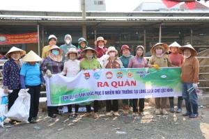 LỘC NINH CHUNG TAY DỌN DẸP VỆ SINH, BẢO VỆ MÔI TRƯỜNG TẠI LÒNG SUỐI CHỢ LỘC NINH