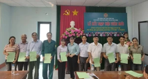 TỔ CHỨC LỄ KẾT NẠP HỘI VIÊN NHÂN KỶ NIỆM 65 NĂM  NGÀY THÀNH LẬP HỘI NÔNG DÂN GIẢI PHÓNG MIỀN NAM