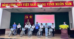 PHƯỜNG LỘC NINH PHỐI HỢP TRAO TẶNG QUÀ CHO HỌC SINH  CÓ HOÀN CẢNH KHÓ KHĂN TRÊN ĐỊA BÀN