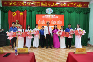 BỒI DƯỠNG THẾ HỆ TRẺ: 10 HỌC SINH TRƯỜNG THPT LỘC THÁI VINH DỰ ĐỨNG VÀO HÀNG NGŨ CỦA ĐẢNG