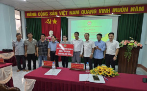 TRAO VỐN QUỸ HỖ TRỢ NÔNG DÂN, ĐỒNG HÀNH CÙNG HỘI VIÊN PHƯỜNG LỘC NINH PHÁT TRIỂN SẢN XUẤT