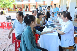 LỘC NINH RA QUÂN HƯỞNG ỨNG CHIẾN DỊCH CAO ĐIỂM 180 NGÀY ĐÊM KHÁM SỨC KHỎE ĐỊNH KỲ TOÀN DÂN