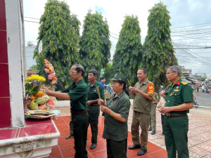BAN ĐIỀU HÀNH CÁC KHU PHỐ TỔ CHỨC LỄ VIẾNG CÁC  BIA TƯỞNG NIỆM NHÂN KỶ NIỆM NGÀY THƯƠNG BINH - LIỆT SĨ 27/7