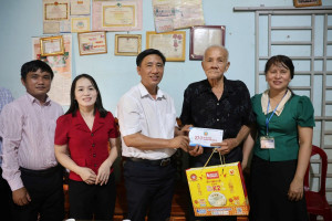 THĂM, TẶNG QUÀ MẸ VIỆT NAM ANH HÙNG, THƯƠNG BINH, BỆNH BINH VÀ GIA ĐÌNH CHÍNH SÁCH