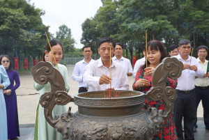 LÃNH ĐẠO PHƯỜNG LỘC NINH DÂNG HƯƠNG TẠI KHU DI TÍCH QUỐC GIA ĐẶC BIỆT CĂN CỨ TÀ THIẾT