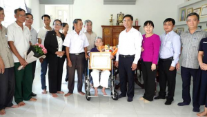 ĐẢNG ỦY PHƯỜNG LỘC NINH TRAO HUY HIỆU 60 NĂM TUỔI ĐẢNG TẠI NHÀ CHO ĐẢNG VIÊN