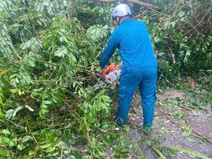 Hình ảnh các chiến sĩ dân quân đang khắc phục hậu quả sau cơn mưa lớn kéo dài