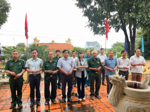 Dâng hương tại Căn cứ Cục Hậu cần Quân Giải phóng miền Nam Việt Nam