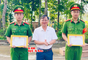 Khen thưởng đột xuất công an xã Lộc Quang trong đấu tranh...