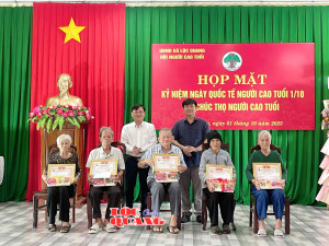 Lộc Quang họp mặt Ngày Quốc tế Người cao tuổi
