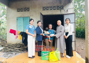 Chùa Linh Sơn trao quà cho các hoàn cảnh khó khăn