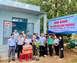 Bàn giao nhà Mái ấm tình thương cho hộ có hoàn cảnh khó khăn