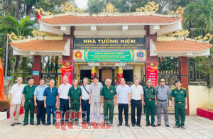 Ban Liên lạc truyền thống Cục Hậu cần Miền B2 dâng hương tưởng nhớ các anh hùng liệt sỹ