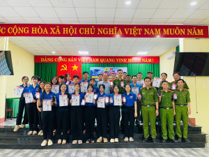 Lộc Quang ra quân hướng dẫn người dân cài đặt ứng dụng VNeTraffic