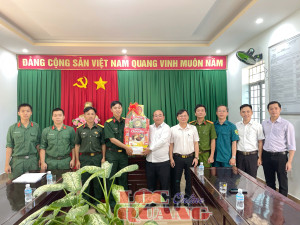 Đảng uỷ xã Lộc Quang thăm, chúc mừng ngày thành lập Quân đội nhân dân Việt Nam