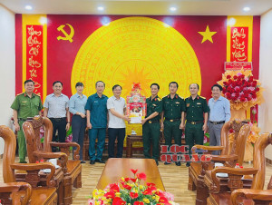 Đoàn công tác xã Lộc Quang chúc mừng các đơn vị lực lượng vũ trang nhân ngày 22-12