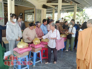 Trao quà cho các hộ gia đình có hoàn cảnh khó khăn