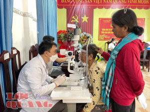 Tặng quà và khám mắt miễn phí cho người có hoàn cảnh khó khăn