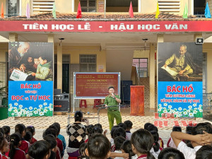 Công an xã Lộc Quang tuyên truyền pháp luật cho học sinh Trường TH & THCS Lộc Phú.