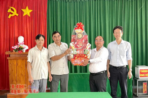 Lộc Quang: Thăm, tặng quà các Chi bộ trực thuộc và Đảng viên cao tuổi Đảng