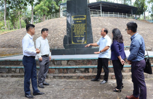 Phó Chủ tịch UBND tỉnh Lê Trường Sơn kiểm tra công tác quản lý di tích tại xã Lộc Quang