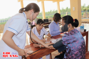 Khám, tư vấn sức khỏe cho người cao tuổi tại ấp Bù Tam