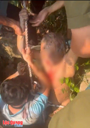 Cứu nạn thành công một người dân không may rơi xuống giếng