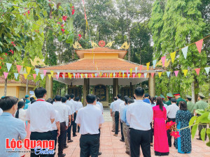 Lãnh đạo xã Lộc Quang dâng hương tưởng nhớ Chủ tịch Hồ Chí Minh và các anh hùng liệt sĩ