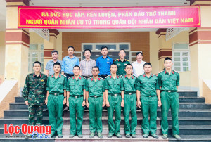 Lãnh đạo xã Lộc Quang thăm chiến sỹ mới nhập ngũ tại Trung đoàn Bộ binh 736