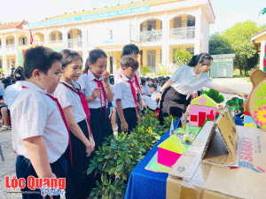 Rộn ràng Ngày hội Ngoại ngữ, STEM và AI
