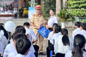 Tuyên truyền lái xe an toàn cho học sinh Trường THPT Lộc Hiệp