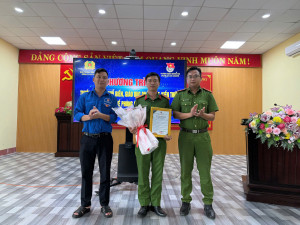 ĐOÀN CƠ SỞ PC04 CÔNG AN THÀNH PHỐ ĐỒNG NAI TUYÊN TRUYỀN PHÒNG, CHỐNG MA TÚY CHO CÁN BỘ ĐOÀN, ĐOÀN VIÊN, THANH NIÊN XÃ LỘC QUANG