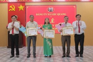 Lộc Quang: 24 đảng viên được trao huy hiệu dịp Quốc khánh...