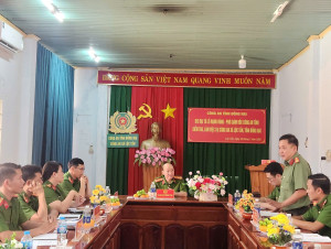 Đồng chí Thượng tá Huỳnh Yên Nam, Phó trưởng phòng PV01 tỉnh Đồng Nai thăm và làm việc với Công an xã Lộc Tấn