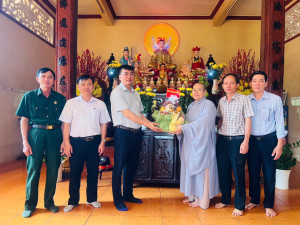 Lãnh đạo xã Lộc Tấn thăm và tặng quà tại chùa Linh Thông sau khi thực hiện sáp nhập xã,thực hiện chính quyền địa phương 2 cấp.