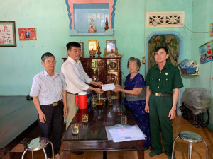 Lộc Tấn tổ chức thăm hỏi, tặng quà các gia đình có công với cách mạng nhân kỷ niệm 78 năm Ngày Thương binh - Liệt sĩ (27/7/1947 – 27/7/2025)