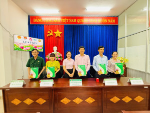 Phòng giao dịch Ngân hàng Chính sách xã hội Lộc Ninh kí kết hợp đồng ủy thác với tổ chức chính trị-xã hội xã Lộc Tấn