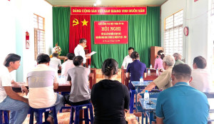 ĐỒNG CHÍ ỦY VIÊN BAN THƯỜNG VỤ ĐẢNG ỦY XÃ DỰ SINH HOẠT CHI BỘ ĐỊNH KỲ TẠI CHI BỘ ẤP 5B THUỘC ĐẢNG BỘ XÃ LỘC TẤN