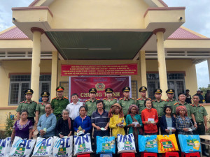 TRAO NHÀ TÌNH NGHĨA VÀ TẶNG QUÀ CHO ĐỒNG BÀO DÂN TỘC , TÔN...
