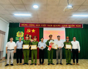 UBND XÃ LỘC TẤN: KHEN THƯỞNG ĐỘT XUẤT TRONG CÔNG TÁC ĐẤU TRANH PHÒNG, CHỐNG TỘI PHẠM