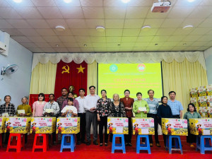 TRAO TẶNG 100 PHẦN QUÀ CHO HỘ GIA ĐÌNH CHÍNH SÁCH, HỘ CÓ HOÀN CẢNH KHÓ KHĂN TẠI XÃ LỘC TẤN