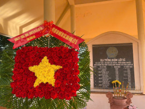 LÃNH ĐẠO XÃ LỘC TẤN VIẾNG NHÀ BIA LIỆT SĨ NHÂN KỶ NIỆM 80 NĂM QUỐC KHÁNH 02/9