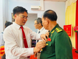 LỘC TẤN: TRANG TRỌNG TỔ CHỨC LỄ TRAO TẶNG HUY HIỆU 40, 30 NĂM TUỔI ĐẢNG ĐỢT 02/9/2025