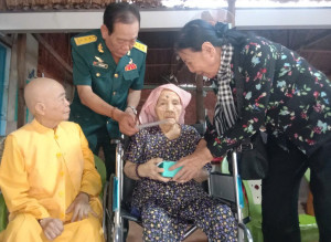 Thăm, tặng quà mẹ Việt Nam Anh hùng Bùi Thị Năm