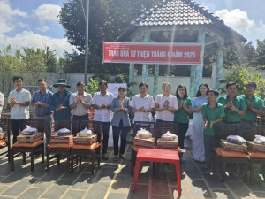 100 PHẦN QUÀ LAN TỎA YÊU THƯƠNG TẠI XÃ LỘC TẤN