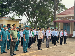 Cán bộ, công chức xã Lộc Tấn ủng hộ hơn 13 triệu đồng khắc phục hậu quả cơn bão số 10 gây ra