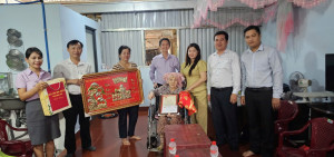 Đoàn công tác tỉnh thăm, tặng quà Mẹ Việt Nam anh hùng - người cao tuổi tròn 100 tuổi tại xã Lộc Tấn.